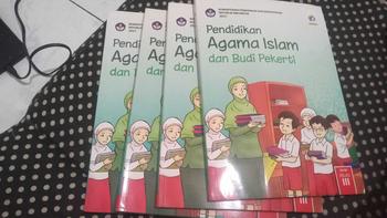 Product Review of Buku Agama Islam Kelas 3 Edukasi, Pendidikan Agama Islam dan Budi Pekerti, Revisi 2018 Kementrian Pendidikan dan Kebudayaan RI untuk SD/MI from y**i 0