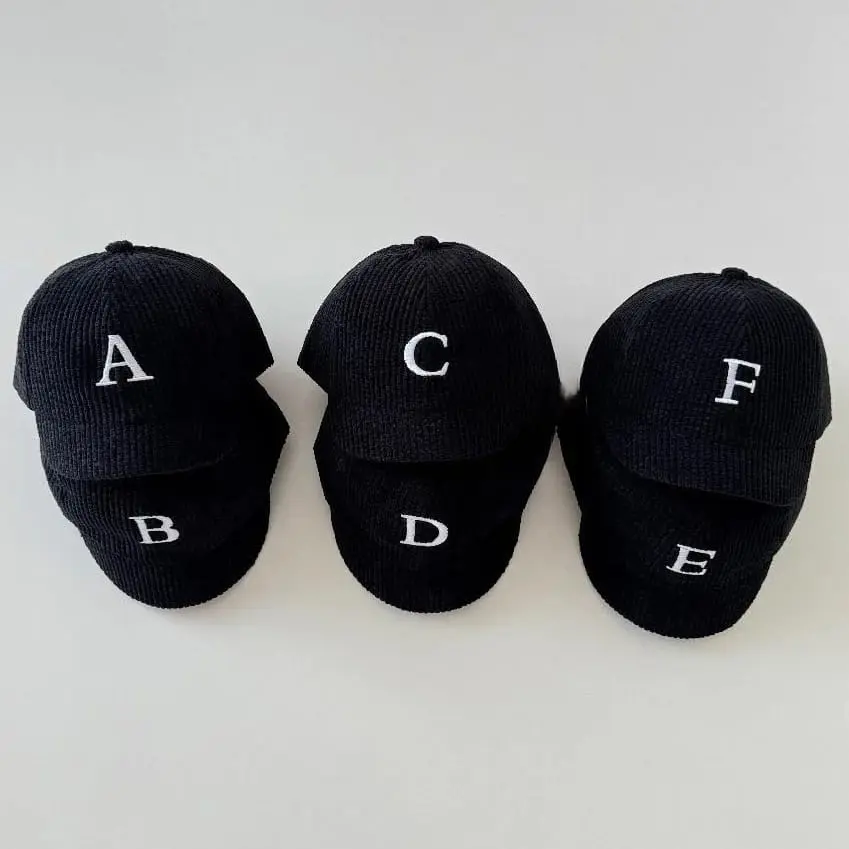Topi Anak Usia 6 Bulan Sampai 3 Tahun Inisial A sampai Z Warna Hitam Dan Krem Dengan Bahan Korduroy Bayi