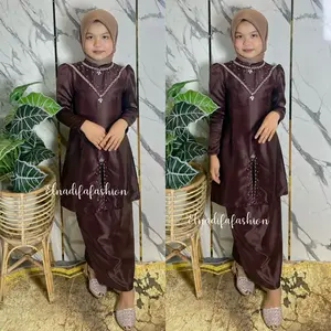 Elnadifa Setelan Kurung Malaysia Anak Perempuan Baju Kondangan Elegan dengan Hiasan Mutiara di Dada Bahan Satin Lembut & Dingin Tidak Menerawang Size SS-XXXL