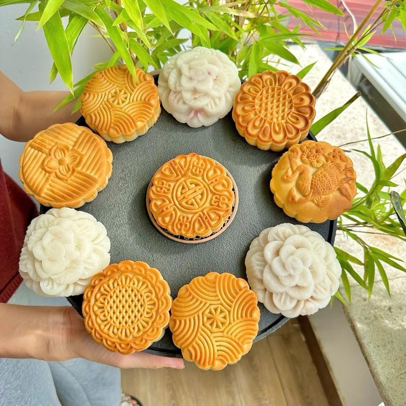 Combo 10 ( tặng 1 ) bánh trung thu Thanh Dung gồm ( 7 bánh nướng - 3 bánh dẻo Mix Đủ Vị ) 180g tặng kèm 1 bánh thập cẩm - ( Nhân Trà Xanh - Đậu Xanh - Khoai Môn - Sữa Dừa - Cốm - Sầu Riêng -Thập Cẩm )