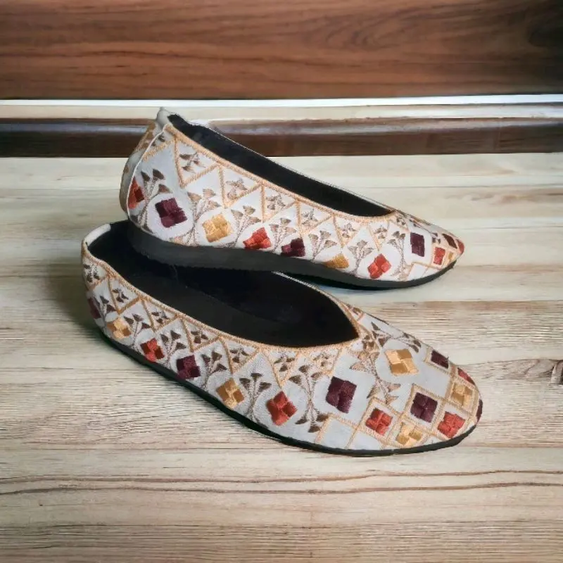 Sepatu Bordir Slip On Ujung Bulat Flat Shoes Karet Wanita Sneakers Kasual 2