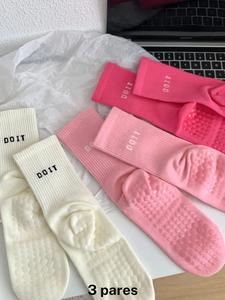 3 pares de calcetines simples de color sólido para yoga, a la moda, cómodos, transpirables, antideslizantes, con estampado de letras 'rest', calcetines casuales adecuados para el uso diario de deportes y fitness de mujeres