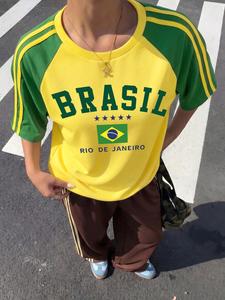 Camiseta casual deportiva para mujer con estampado de Brasil y diseño patchwork, manga corta holgada; top cómodo para actividades al aire libre y viajes, estilo juvenil y moderno.