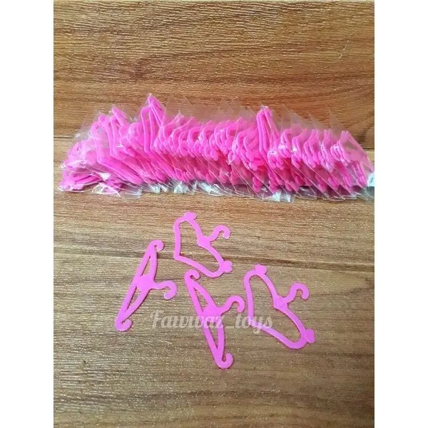 GANTUNGAN BAJU BONEKA / HANGER BAJU BONEKA (4 pcs) Doll