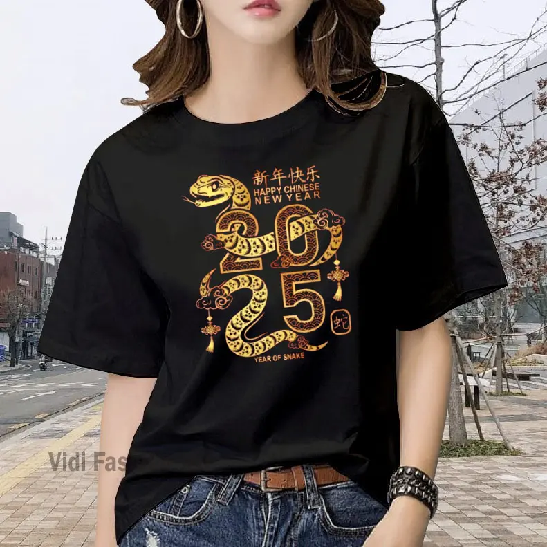 KAOS IMLEK SHIO ULAR 2025 / BELI 3 GRATIS HEADSET EXTRA BAS / KAOS GONG XI FA CAI 2025 SHIO ULAR / KAOS WANITA / KAOS PRIA / KAOS DISTRO / KAOS WANITA KEKINIAN / KAOS OBLONG / BLUS / T-SHIRT / KAOS WANITA DEWASA / KAOS KATUN COMBED BAHAN ADEM BAHAN TEBAL 3