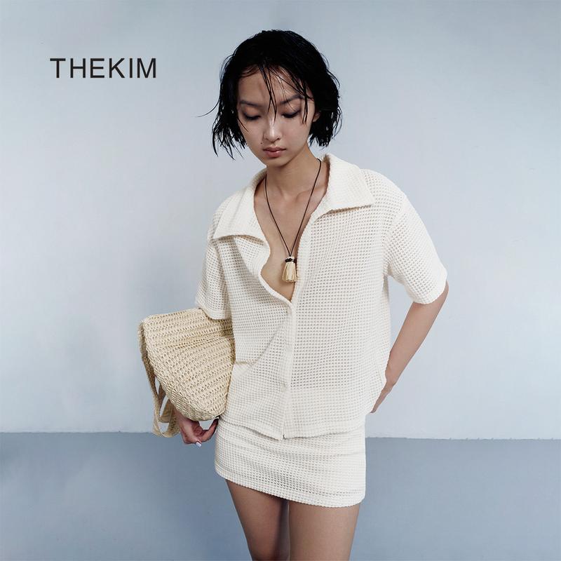  THEKIM Set áo sơ mi và chân váy ôm  set áo cổ đức và chân váy mini chất liệu sợi dệt soft waffle CS353 