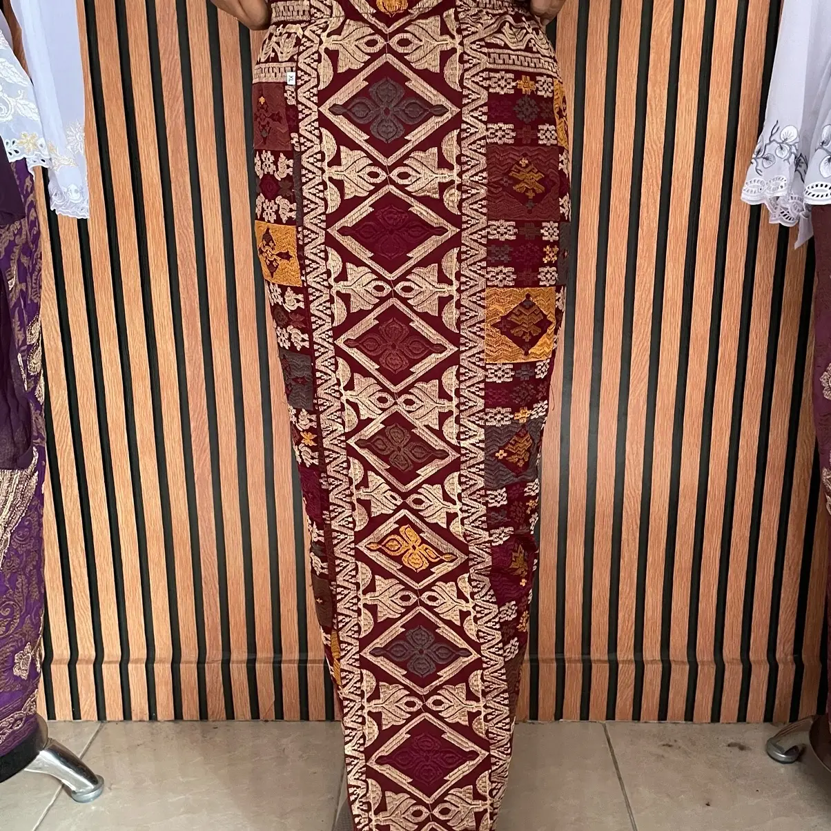Kamen bordir motif catur kombinasi baju tradisional