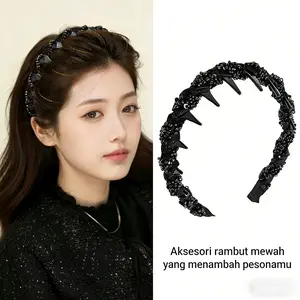 Headbands Bando Rambut Hitam Stylish dengan Manik & Paku | Aksesoris Rambut Wanita Terlaris Bando rambut hitam stylish yang menjadi terlaris! Dihiasi manik berkilau dan paku aksen, cocok untuk dipakai sehari-hari atau acara spesial.