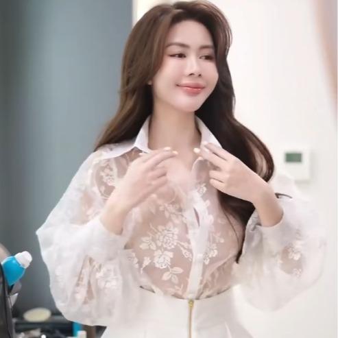 ÁO SƠ MI REN TRẮNG TAY PHỒNG PHỐI QUẦN SHORT LƯNG CAO PHONG CÁCH THANH LỊCH NỮ TÍNH