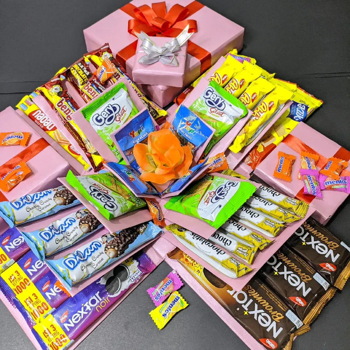 Kotak Snack 4 Lapis 20cmx20cm untuk Ulang Tahun, Valentine, Teman Pasangan dan Anak Gift paket