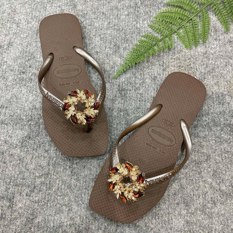  Havaianas - Dép Nữ Đế Vuông Slim Nâu Cà Phê Socola Kèm Charm Cao Su Êm Chân Lâm Trân. 