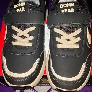 EXCLUSIVE SHOESOLE 2208 Sepatu Sekolah Anak Dengan Fashion Sneakers bahan Strap Velcro Kulit Sintes Premium, Kualitas Nyaman Lentur Ringan Desain Ergonomis untuk Aktivitas Aktif Si Kecil! warna All black, Black, Khaki, Pink dengan ze 26-37
