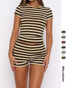 Conjunto de dos piezas para mujer de verano a rayas verdes oliva, corte entallado: top de manga corta con cuello redondo y shorts mini de cintura alta