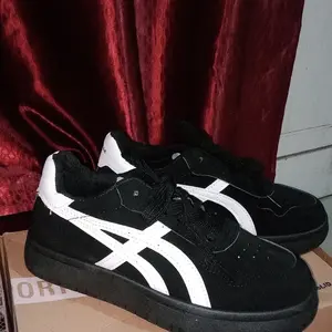 Sneakers OSAKA by MEFOOT – Sepatu Hitam Grey yaman, Ringan, dan Stylish untuk Sehari-hari!