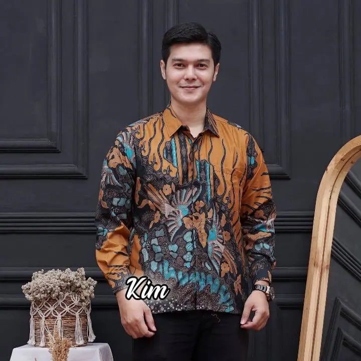 Kemeja Batik pria lengan panjang poliester motif tarung 1