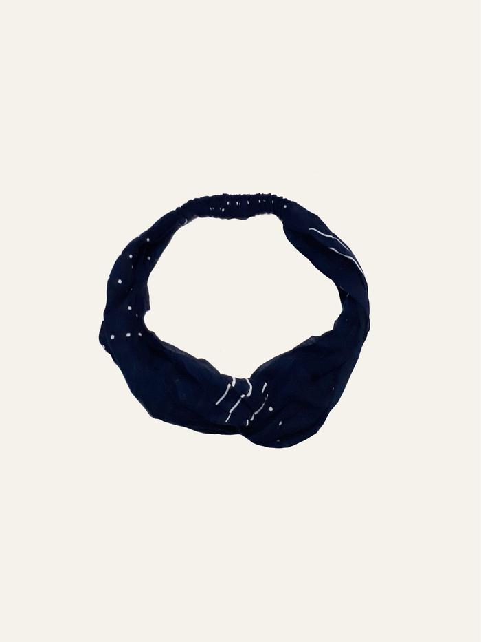 Gambar Bandana Kerut Ombak Laut Sejauh - Navy dari Sejauh Mata Memandang Kota Administrasi Jakarta Selatan Tokopedia