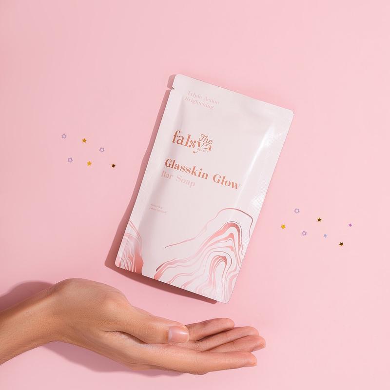 (GET 2 PCS) Sabun Glasskin Glow Bar Soap by The Falsya Beauty Pencerah Membersihkan Memudarkan Kotoran Kulit Hitam dan Kusam Perawatan Mencerahkan Punggung Tangan 4