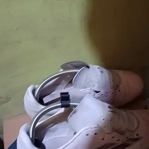 Shoe Tree Penyangga Sepatu 33cm Bahan HDPE & Besi Kuat Cocok untuk Berbagai Ukuran Sepatu