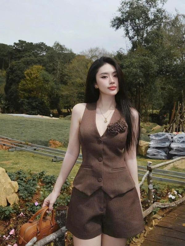Mã T85 set đồ nữ màu nâu bò áo gile hoa hồng quần short tây