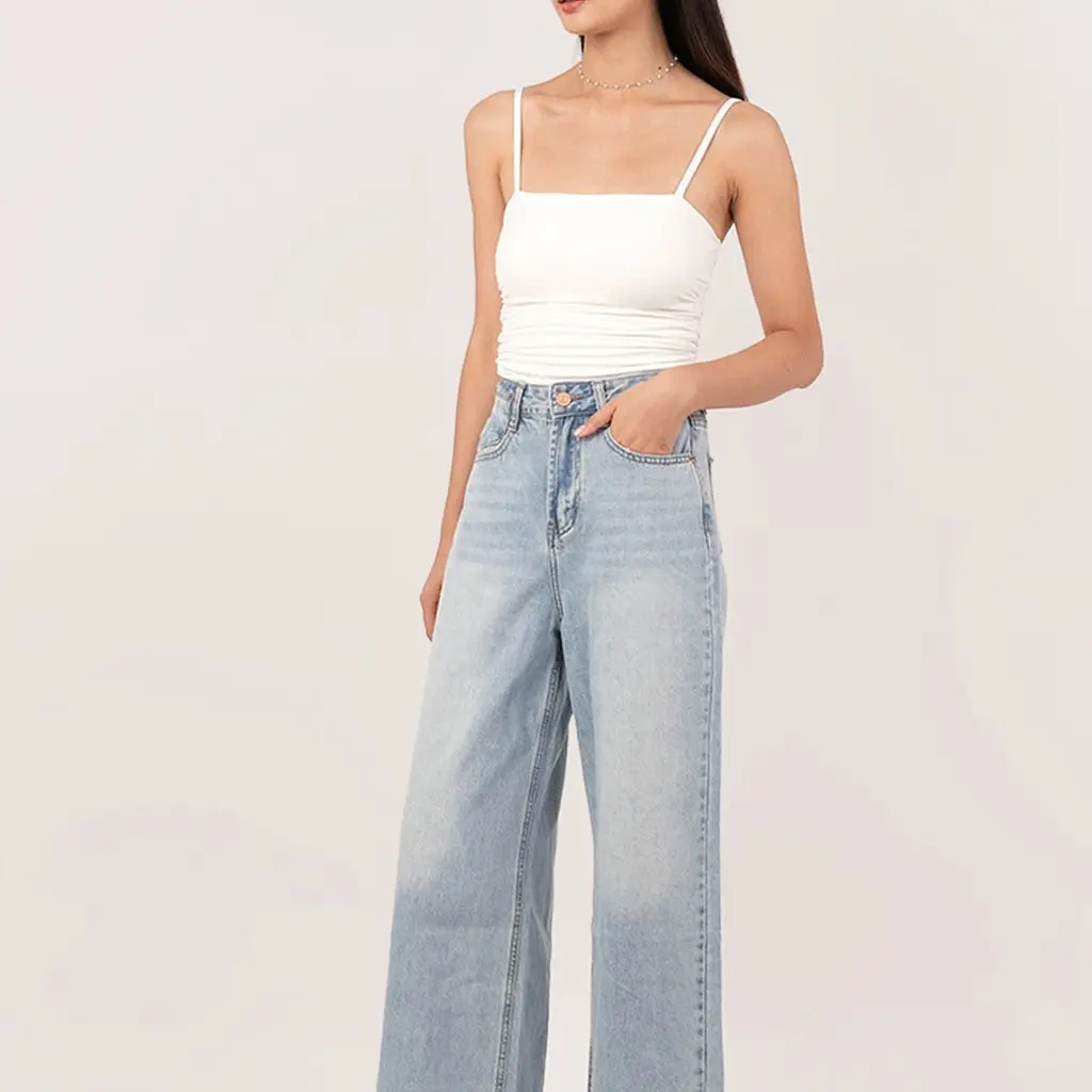 (BACKORDER) Outstanding Highwaisted Straight cut Jeans in Light Wash