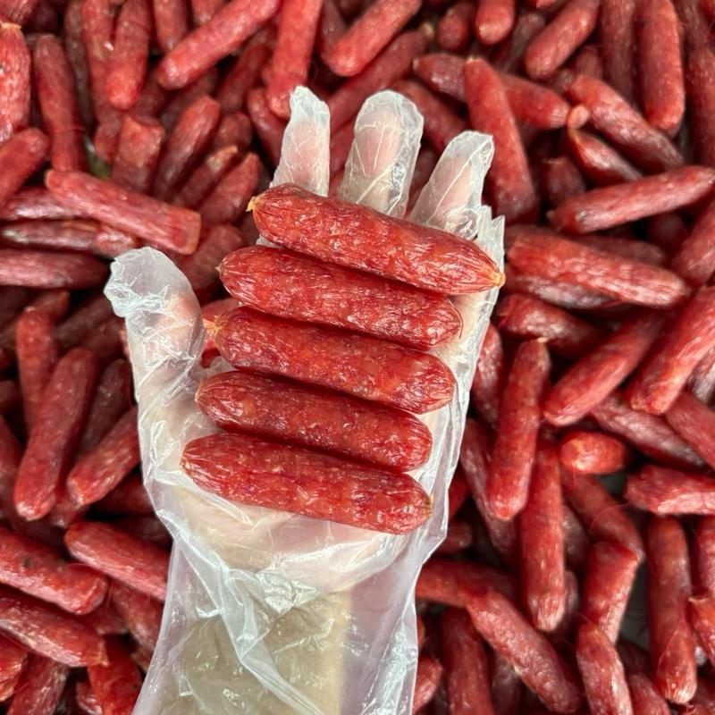 1 kg Lạp xưởng khô chuyên dùng bán xôi, bánh mì, cơm chiên rất thơm và giòn (túi 1kg khoảng 36-40 cây). Khởi Bách Hưng
