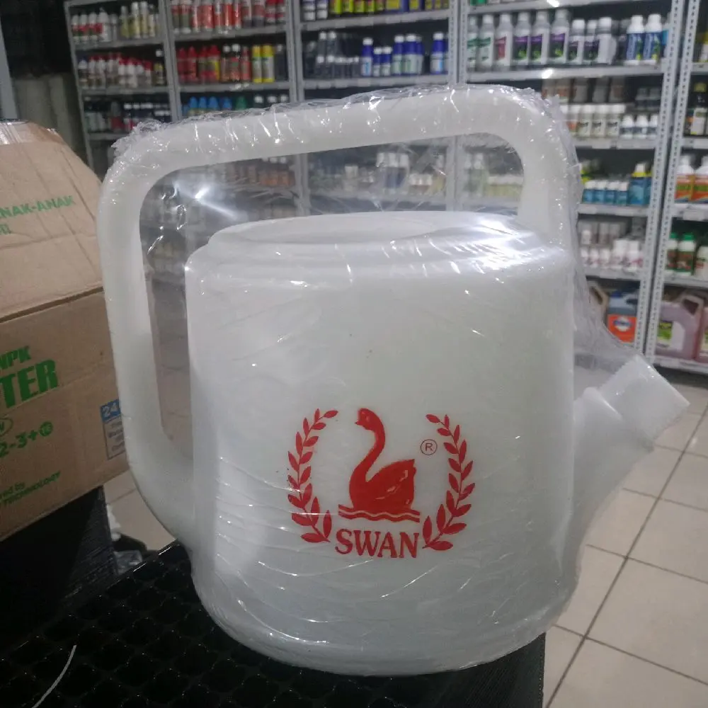 Swan Gembor Plastik Putih 10 Liter dan 5 liter untuk Menyiram Tanaman Bunga Perkebunan dan Pertanian Berkualitas Tinggi Mudah Digunakan.