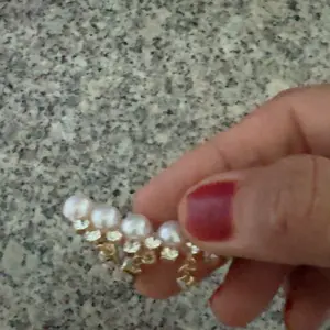 【Yy】Brooch Mutiara Air Mata Berantai dengan Desain Elegan untuk Jas, Pin Anti Goyang Serbaguna Model Baru Wanita yang Bisa Dipakai di Berbagai Acara