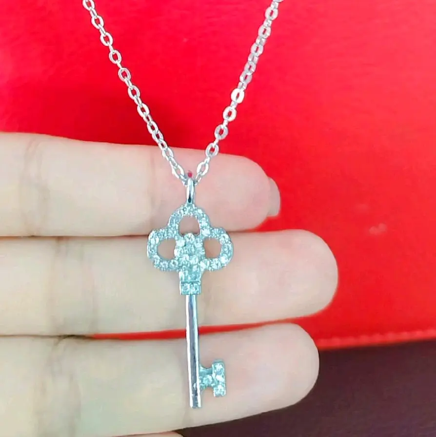 Kalung rantai dari Forever Z Jewellery ,Bahan titanium yang elegant dan liontin kunci dengan permata Zirconia menambah kesan mewah dan bersinar . Free Eksklusif Box
