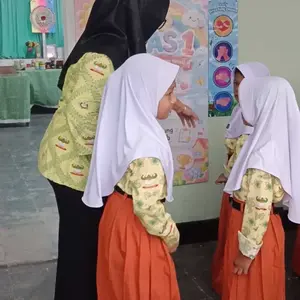 Bu Guru Ria - Daily Greeting Choice Solusi Salam Pagi Interaktif di Kelas! | Dekorasi 70x20 cm | Bahan Tebal & Visual Ceria | BuGuruRia