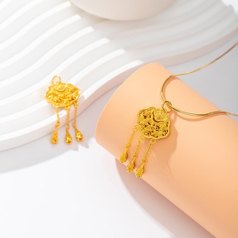Product Introduction of Chinese style tassel gourd and peace lock necklace.Light luxury, fashionable and high-end jewelry. 4