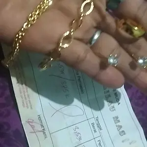 Satu set perhiasan wanita mewah emas muda ada surat dari toko