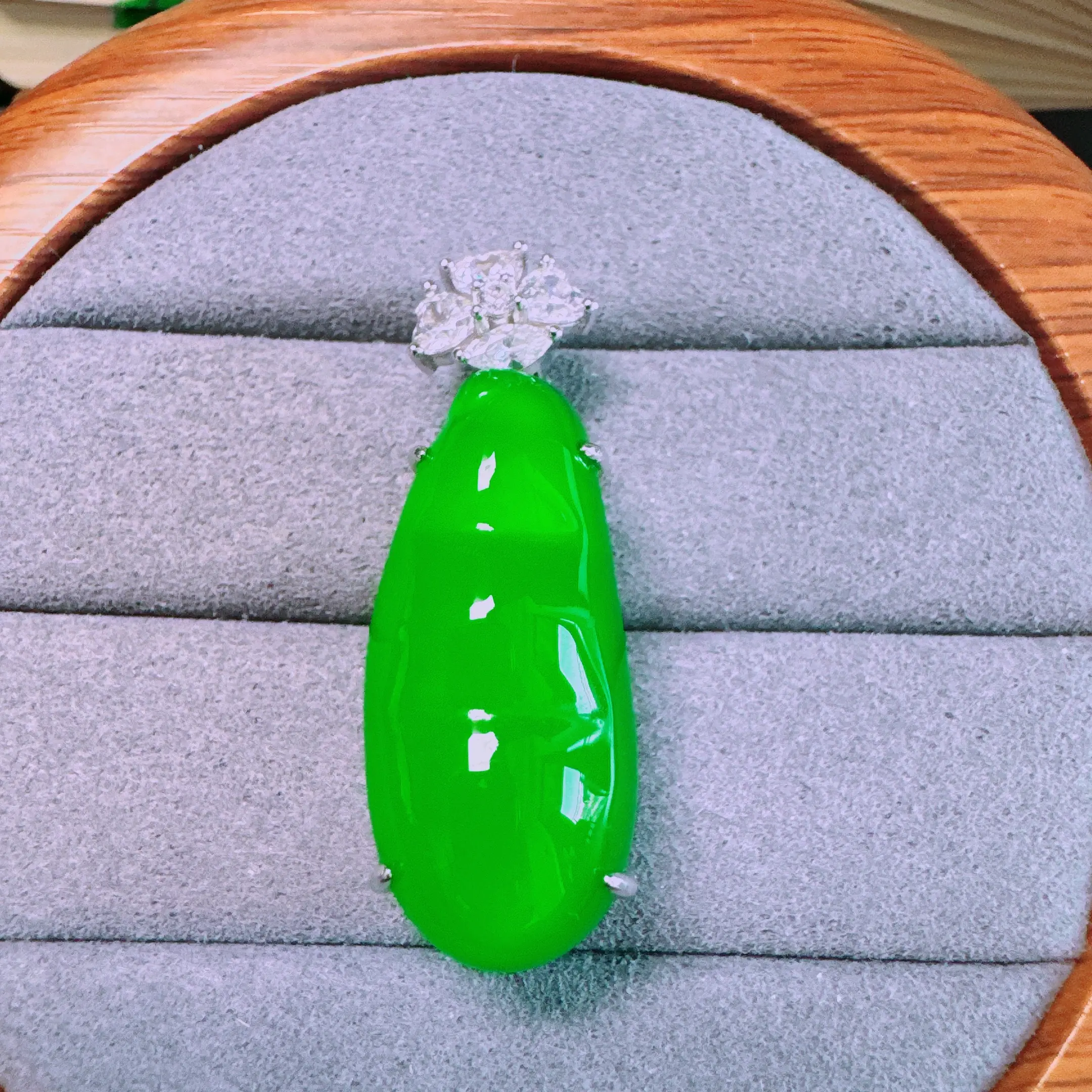 Natural jade, high ice, full green, emerald color, spicy color, luxurious inlay, high quality, agate chalcedony, Fu dou, pendant