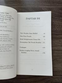Gambar Sama-Sama Gila; Kitab Kebijaksanaan Orang-orang Gila untuk Bertahan Hidup di Zaman Gila, di Tengah Orang-Orang Gila. dari MAHALAKSHMI02 Kab. Sleman 3 Tokopedia