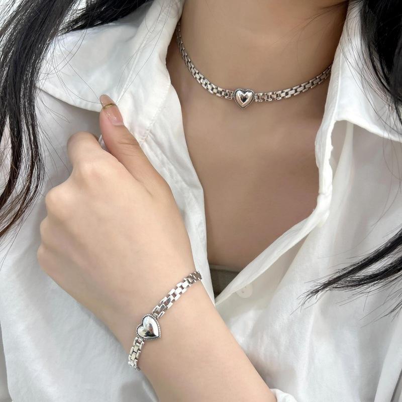 Dây đeo đồng hồ hình trái tim làm từ thép titan, một món trang sức thời trang và đa năng dành cho phái nữ, với thiết kế dây xích dày dặn, mang phong cách sang trọng nhẹ nhàng và vẻ đẹp độc đáo, tinh tế, không bị phai màu theo thời gian.,trangsuc