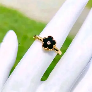 Cincin Titanium Motif Bunga Hitam Permata Segilima Gold 24k Elegan dan Mewah untuk Tampilan Lebih Cantik