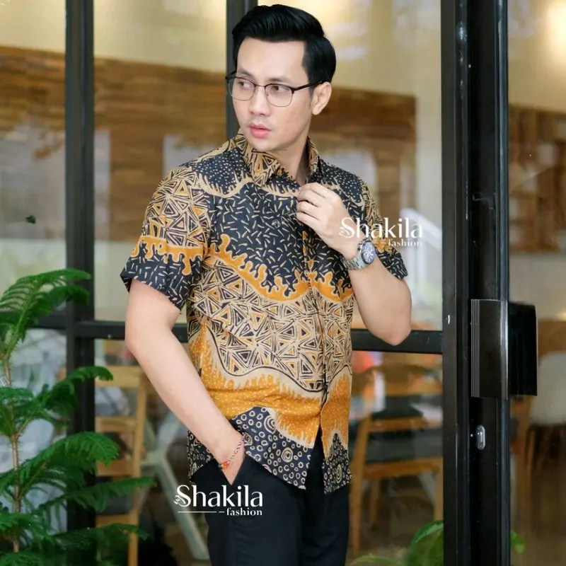 Kemeja Batik Pria Lengan Pendek Motif Terbaru 2024 Baju Batik Pria Dewasa Batik Kerja Pakaian Pria Lengan Pendek Batik Big Size M L XL XXL Batik Laki-Laki V-Neck Hitam Bunga Setrip Slim-fitting Putih Crew Neck Santai Katun Batik Pekalongan Baju Distro 2
