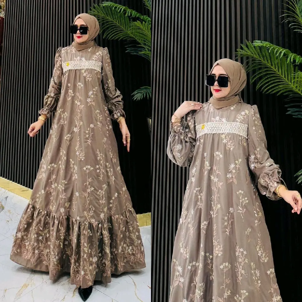 gamis mempunyai bahan bolong dan memakai bordir bagian dada