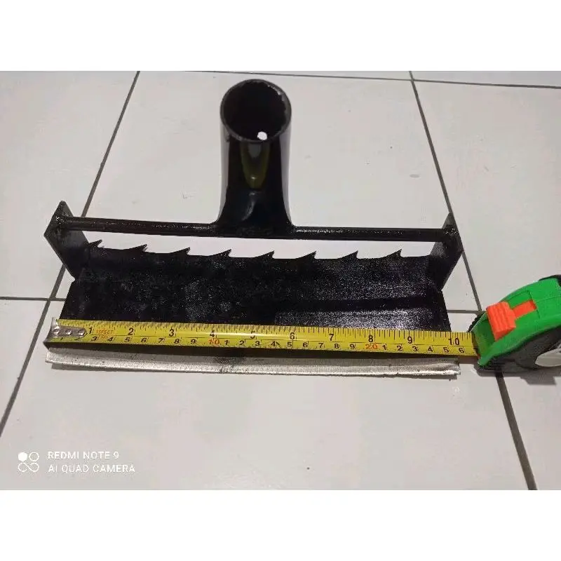 alat garuk rumput liar 2in1 dari plat baja dan selendang gergaji ada 1