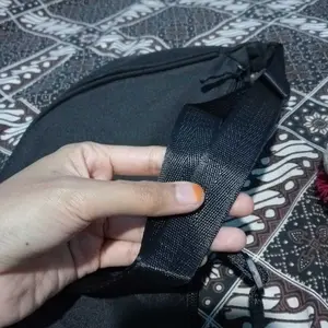 Best Hui Tas Slingbag Polos Bahan Nylon Anti Air Tas Bahu Mini Half Moon Terbaru Kekinian WY11 Hitam Selempang Pria Cowok Bahan Nilon Ukuran 36m x 7,5cm x 15cm Resleting Ringan Tali Adjustable