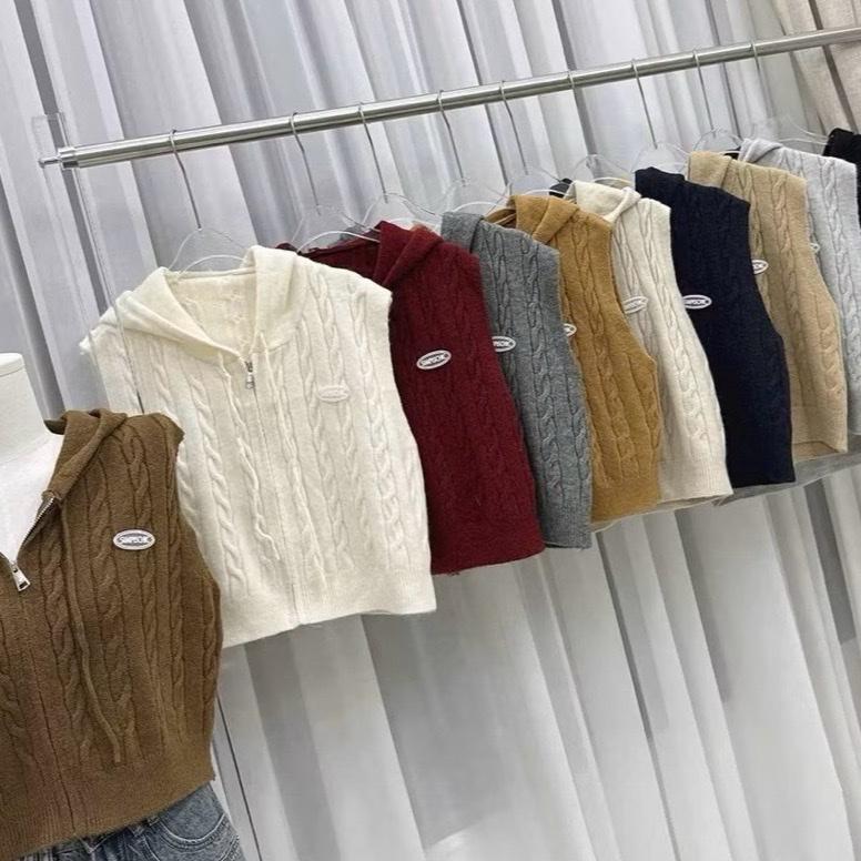 Áo gile len nữ vặn thừng có mũ có kéo khoá tag cao su.