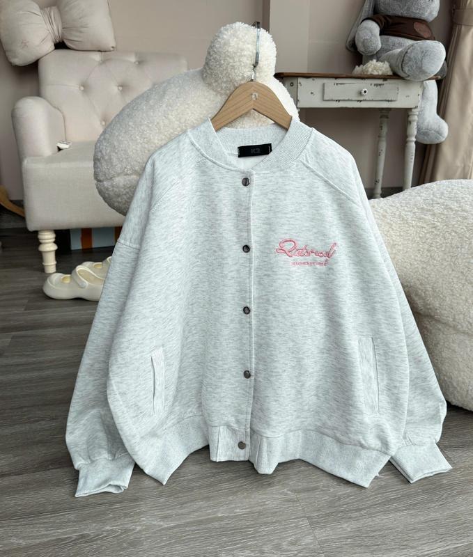  ÁO BOMBER NỈ 2 DA THÊU CHỮ HỒNG Qstore phiên bản unisex mẫu mới 2025 