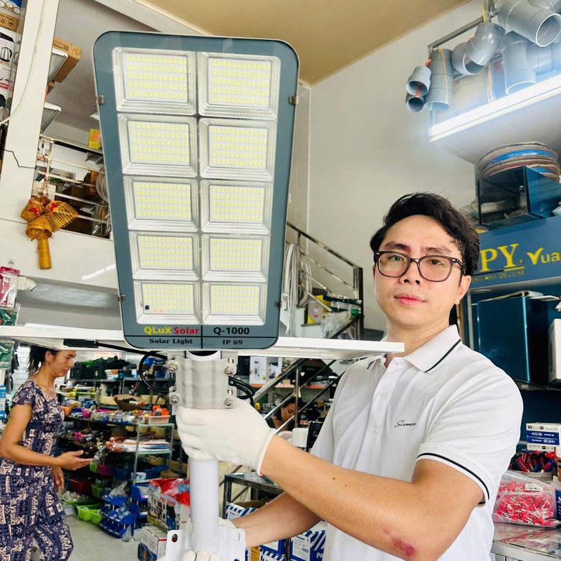 C. Đèn Năng Lượng Mặt Trời Solar Light Vỏ Nhôm- Dung lượng pin 54.000mAH - sáng liên tục 12 - 14 tiếng