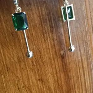 AT133 Beli 68K dapat gratis bonus (COD)anting blue sapphire Korea Modis - Batu Hijau & Emas untuk Gaya Jilbab Mewah