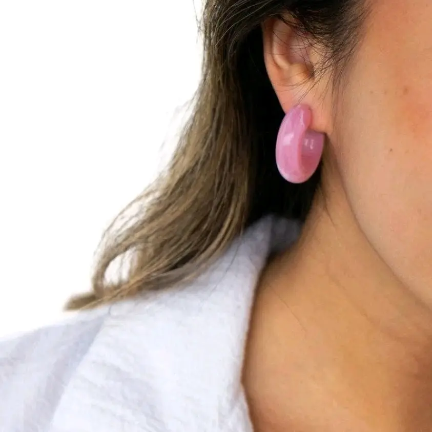 91.Anting bentuk c warna pink desain elegan