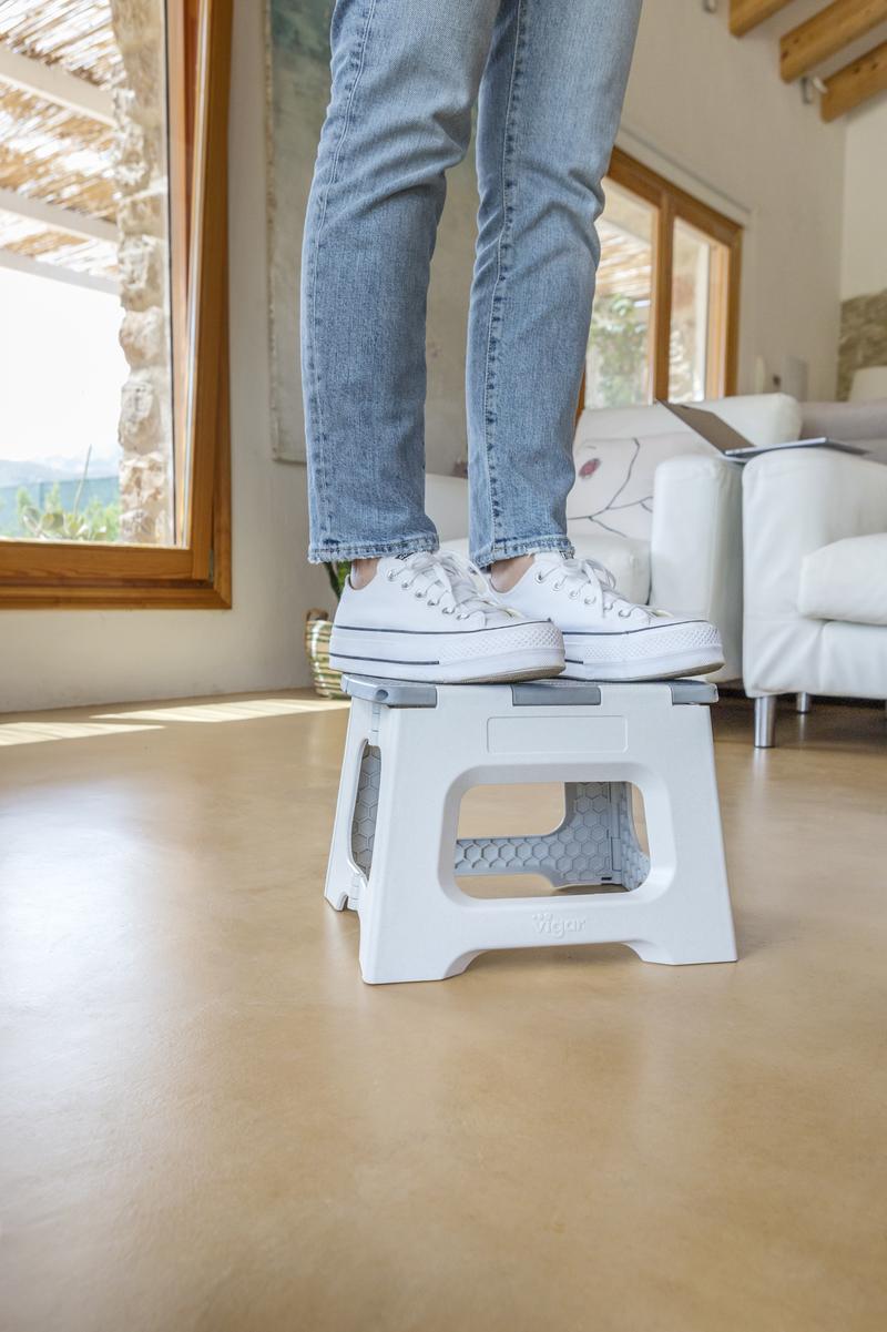Product Introduction of Vigar Compact Foldable Stool 100% Recycled Plastic Zeroline Grey 12