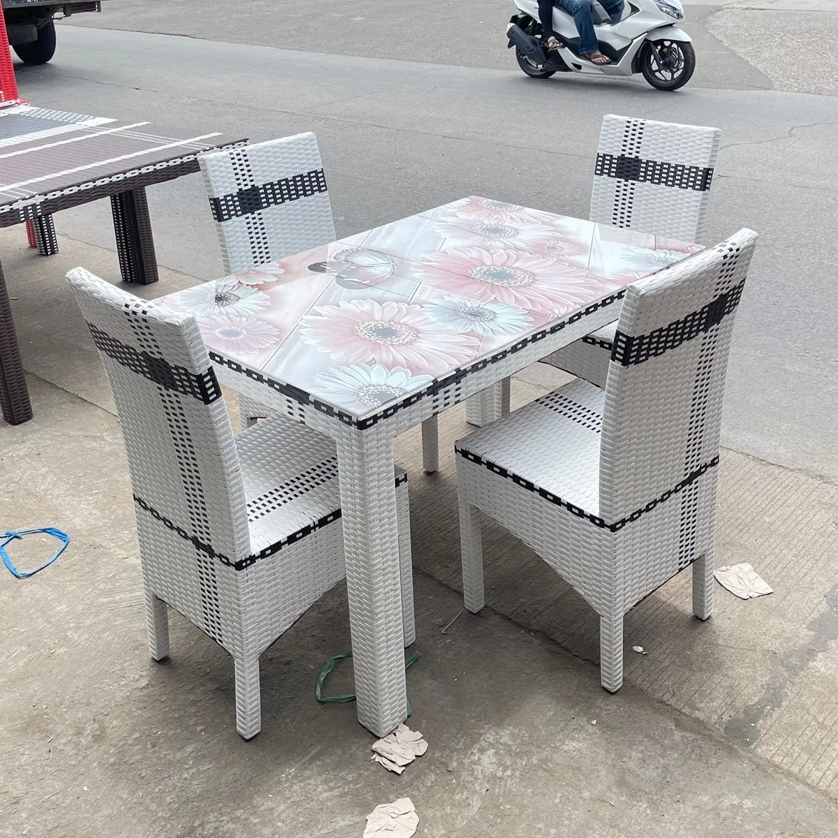 Meja makan rotan sintesis Terakit