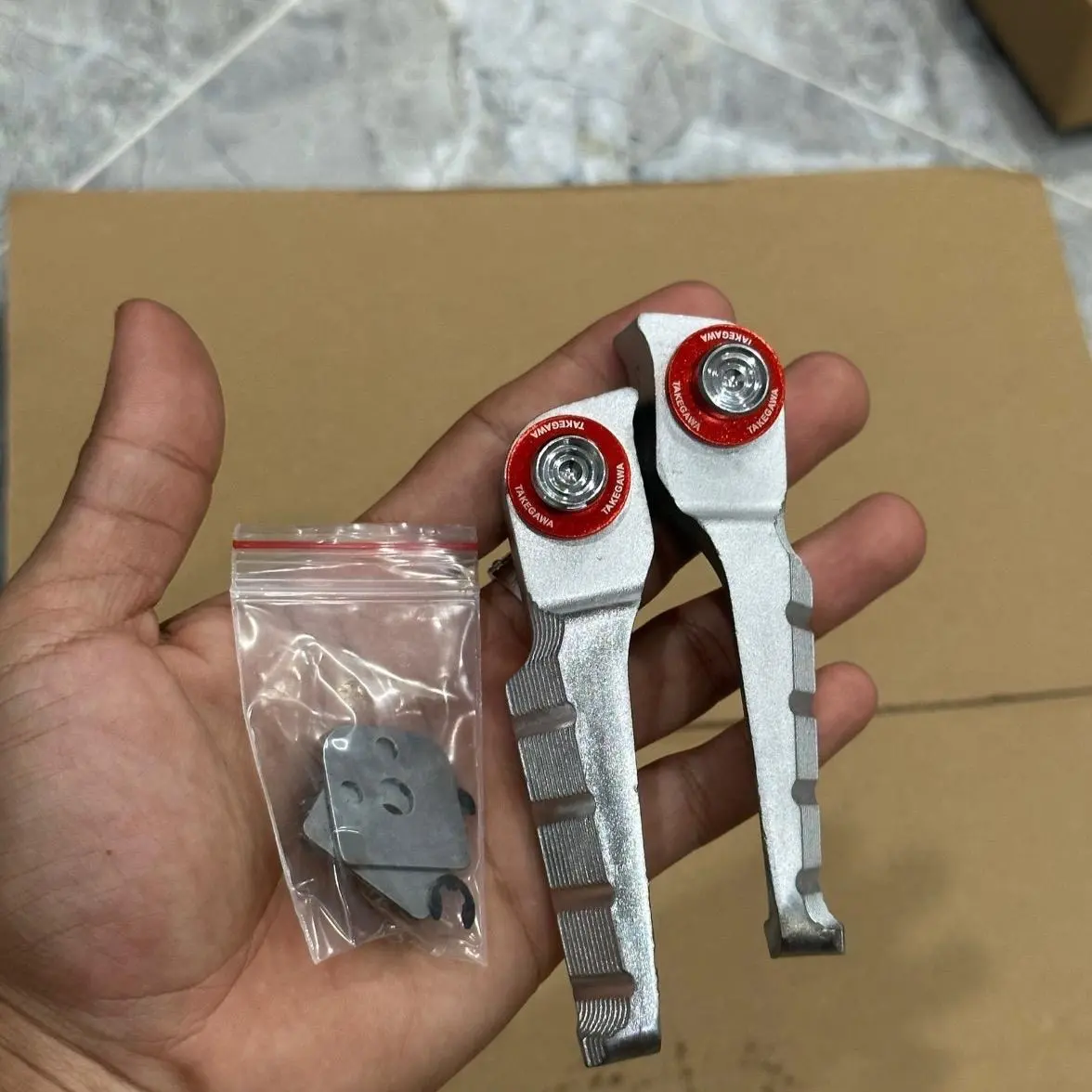 Bộ gác chân sau long đền đỏ chốt xỏ - không gắn được cho EX, Winner/Sonic,Raider/Satria -  phụ kiện xe máy Phụ Tùng