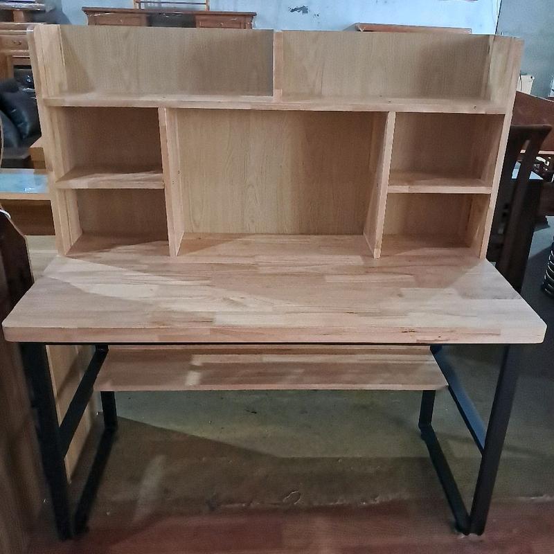 Bàn làm việc kèm kệ lửng gỗ tự nhiên với thiết kế đơn giản và tiện lợi