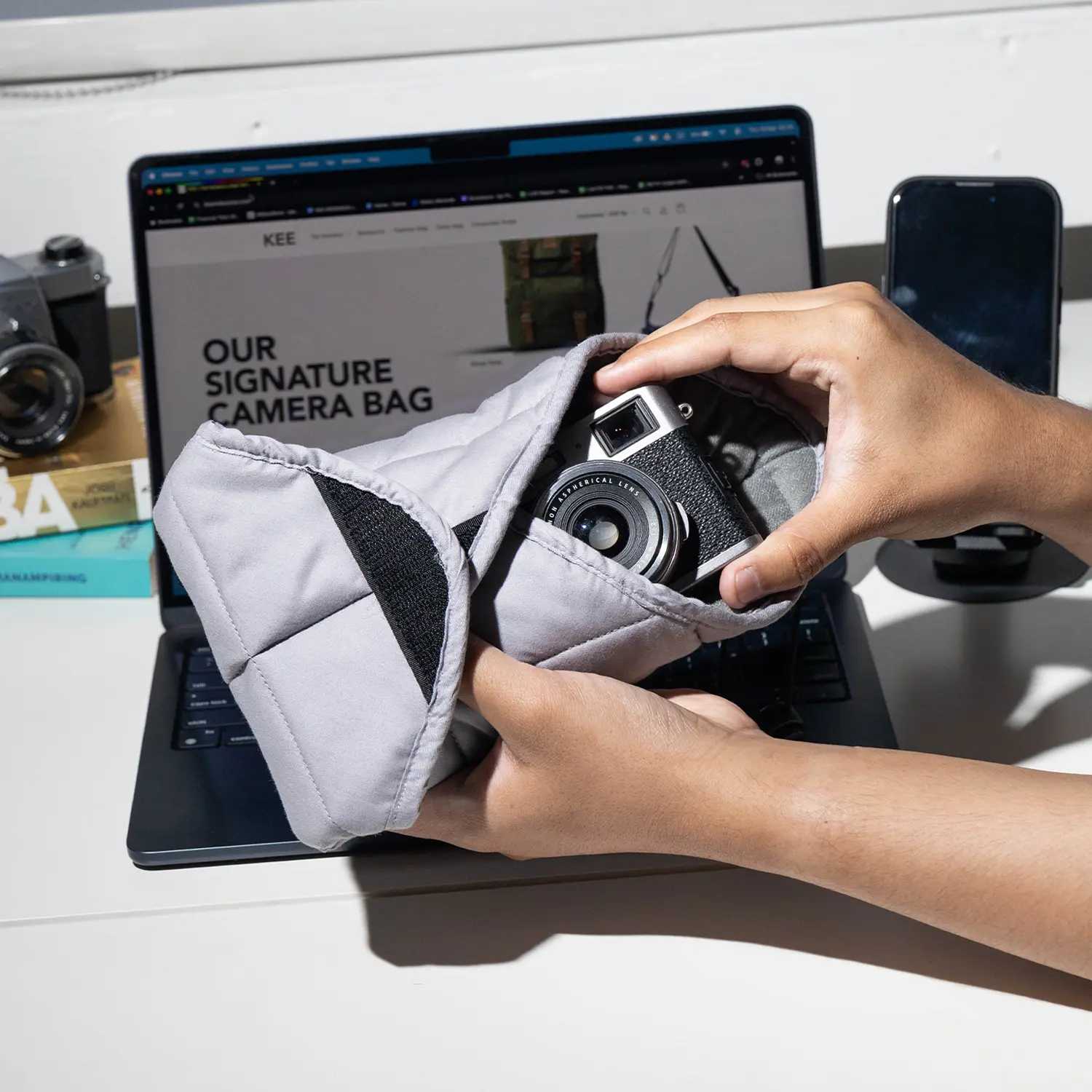 Camera Wrap KEE Dura Enhanced Anti Scratch Pelindung Kamera dengan Bahan Twill Cotton Lembut dan Elastis Ukuran XS hingga L