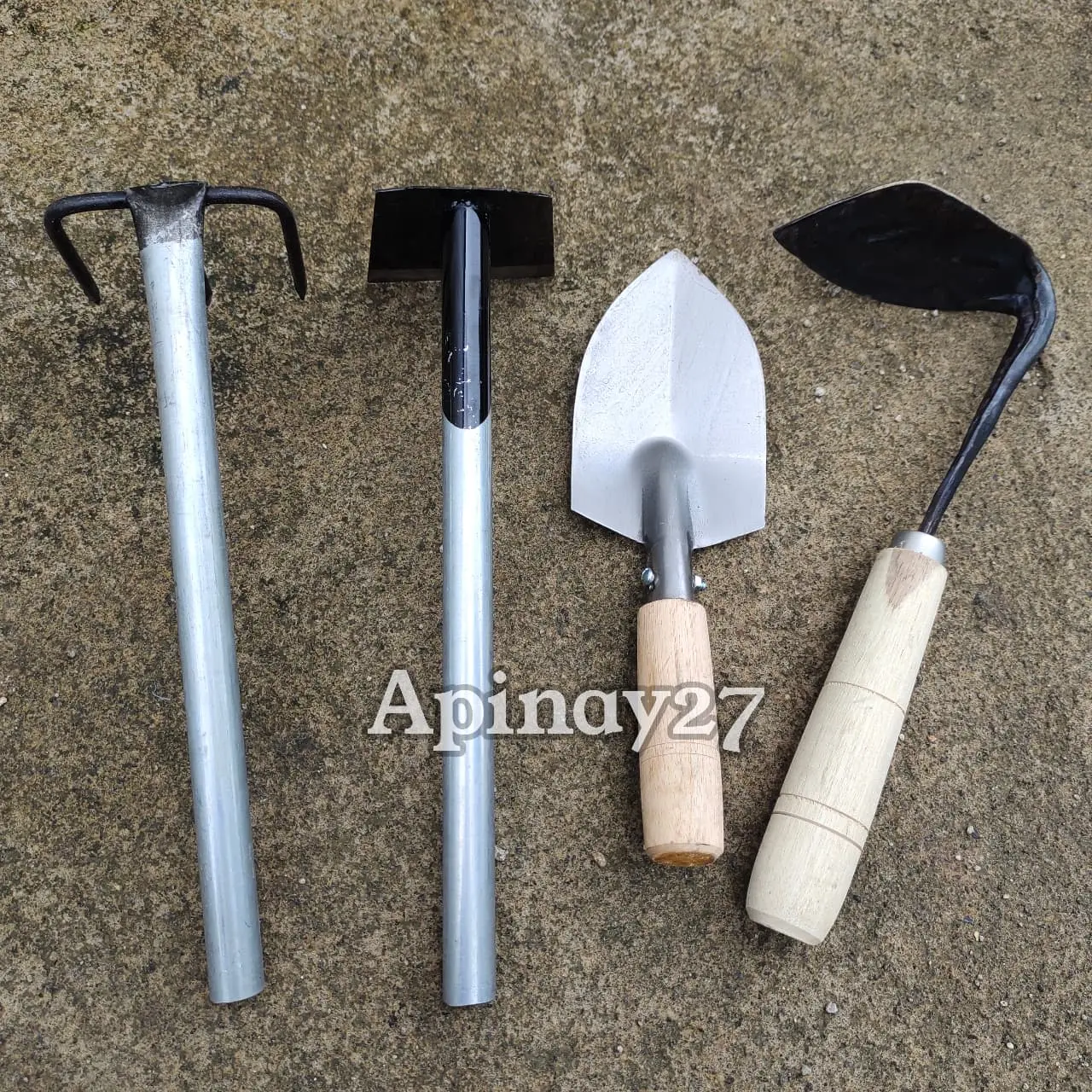 Satu Set Peralatan Berkebun 4 pcs Koret Rumput Garuk Cangkul Mini Gagang Pipa Dan Sekop Taman Lancip Siap Pakai